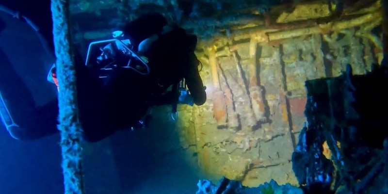 aussiebucketlist.com.au - Ex-HMAS Swan Wreck Double Dive Experience - 4