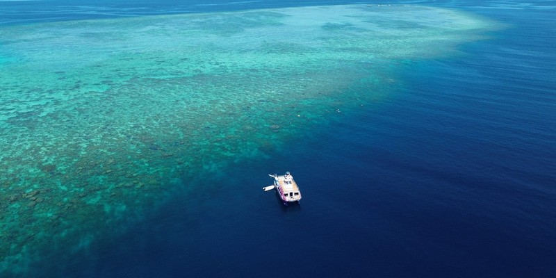 aussiebucketlist.com.au - Fly & Snorkel the Great Barrier Reef - 1